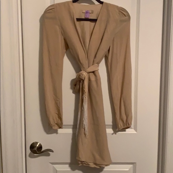 Carmella nude Michelli low cut dress - Picture 4 of 12